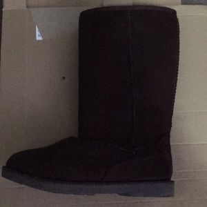 Girls dark brown ugg boots.